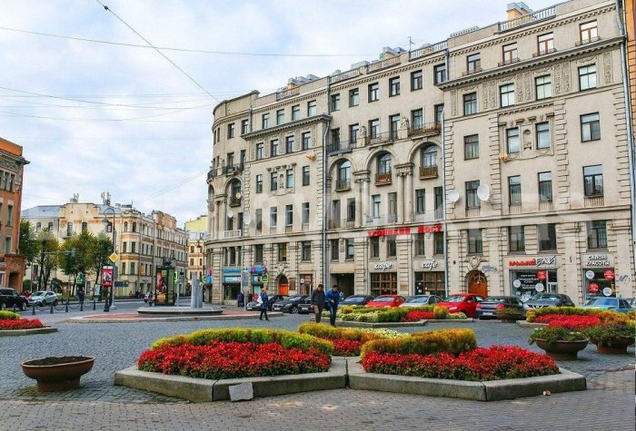 Closed parking of the apartment building on Kamenoostrovsky Prospekt